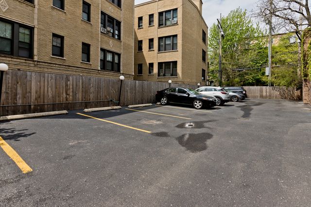 588 W HAWTHORNE Place 2, Chicago, IL 60657