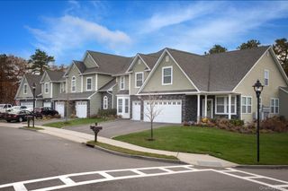 18 Oak Ridge Circle 18, Ridge, NY 11961