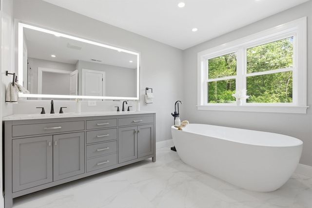 174 Winn St, Burlington, MA 01803