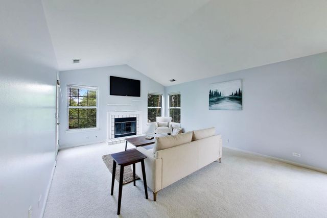 2802 Gilcrest Court, Schaumburg, IL 60193
