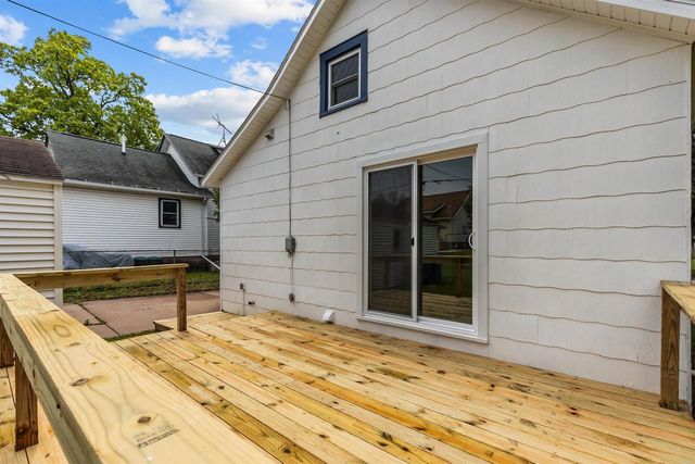 926 DOVE STREET, Oshkosh, WI 54902