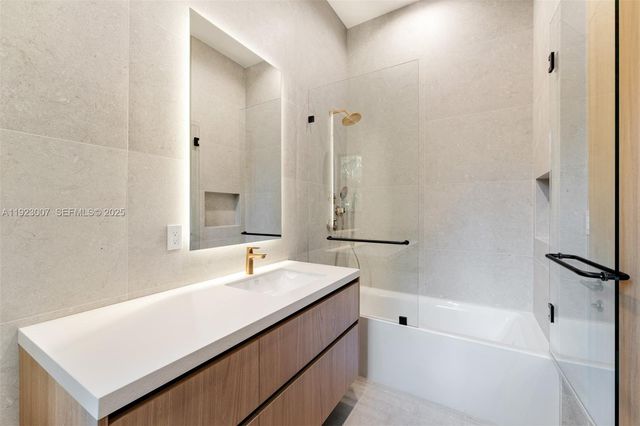 6840 SW 92nd St, Pinecrest, FL 33156