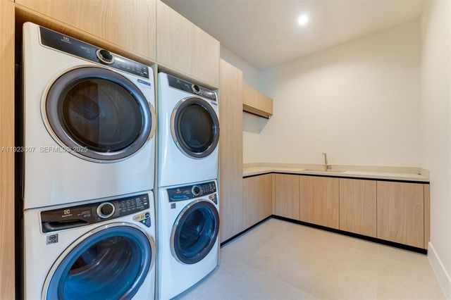 6840 SW 92nd St, Pinecrest, FL 33156