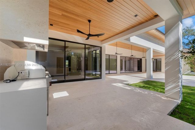 6840 SW 92nd St, Pinecrest, FL 33156