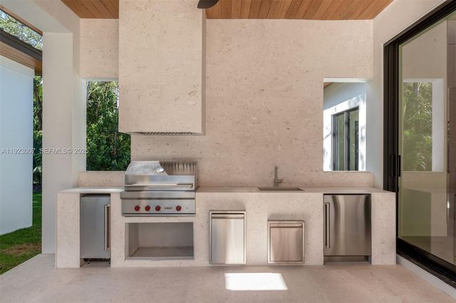 6840 SW 92nd St, Pinecrest, FL 33156