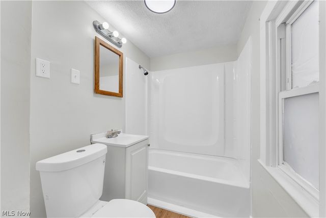 242 Orchard Avenue, Cuyahoga Falls, OH 44221