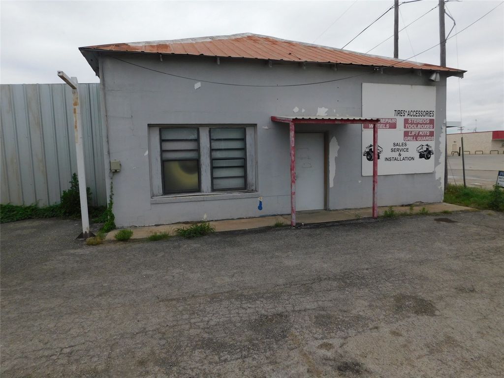 1417 N Neches Street, Coleman, TX 76834