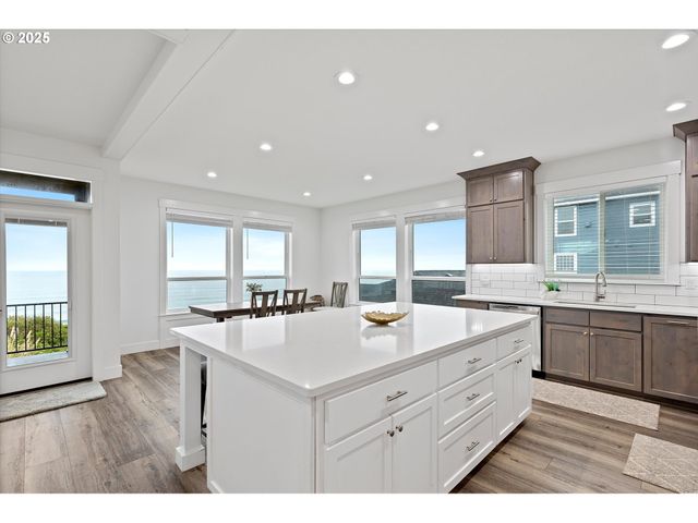 813 Sw 9TH St, Lincoln City, OR 97367