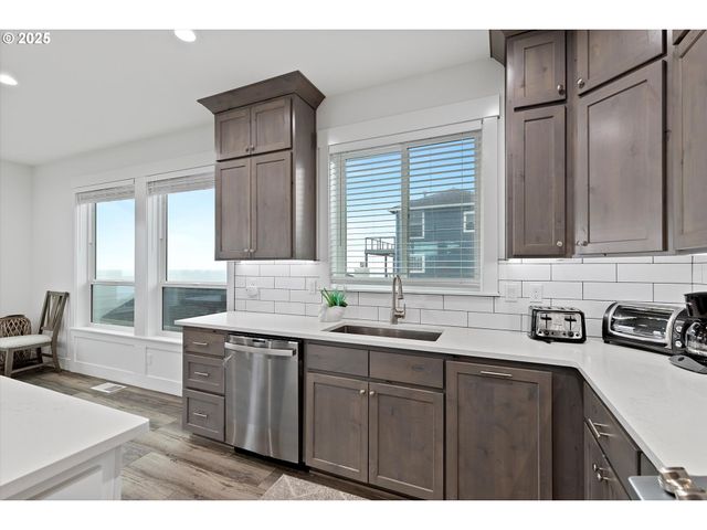 813 Sw 9TH St, Lincoln City, OR 97367