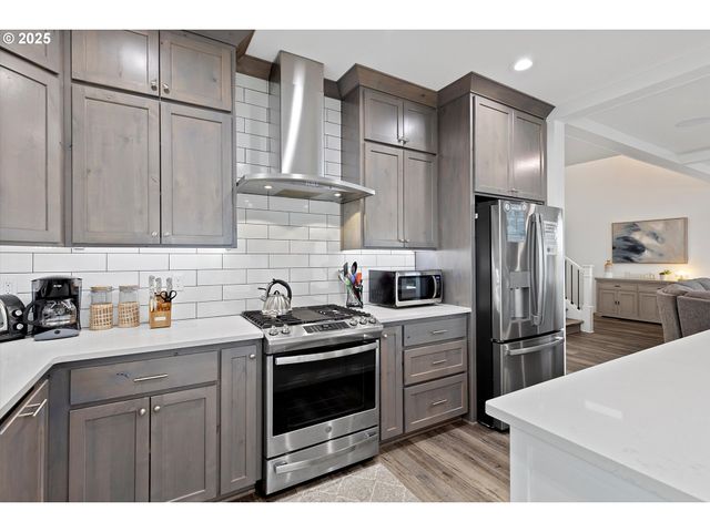 813 Sw 9TH St, Lincoln City, OR 97367
