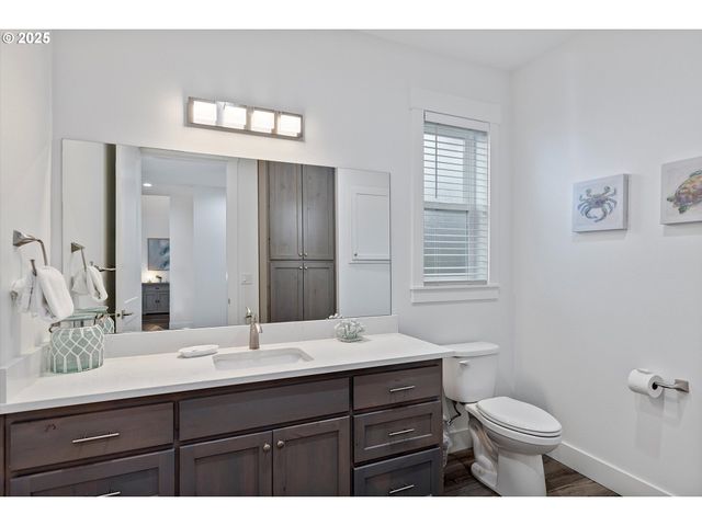 813 Sw 9TH St, Lincoln City, OR 97367
