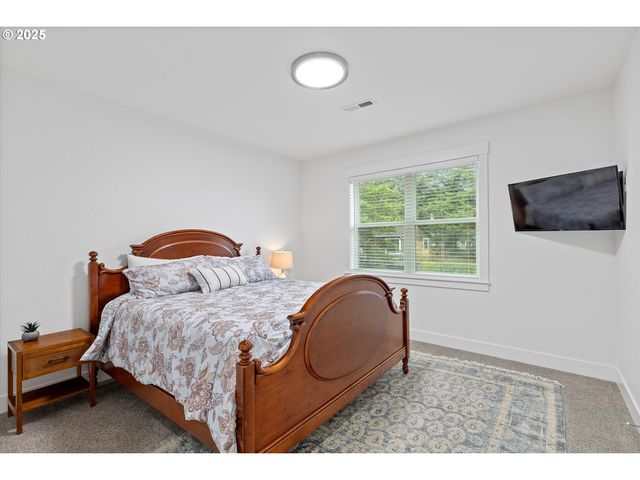 813 Sw 9TH St, Lincoln City, OR 97367