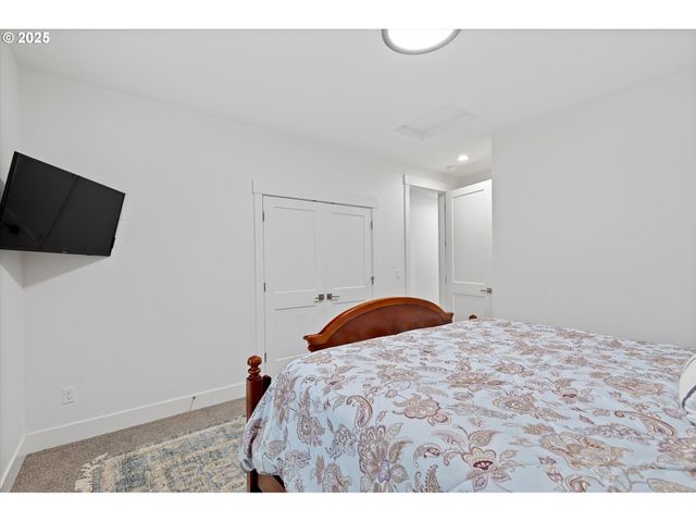 813 Sw 9TH St, Lincoln City, OR 97367