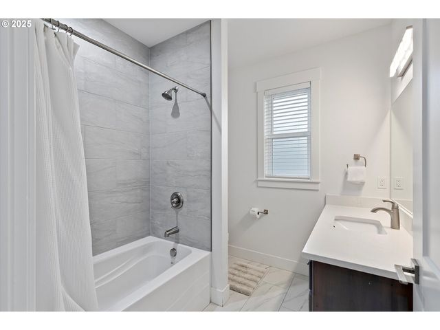 813 Sw 9TH St, Lincoln City, OR 97367