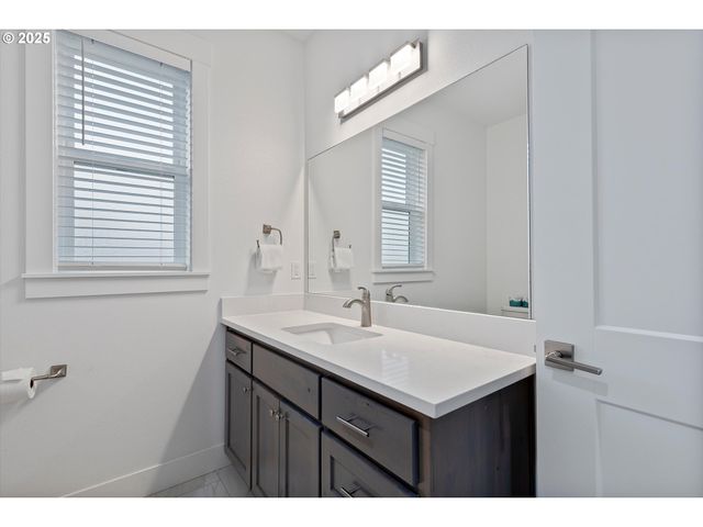 813 Sw 9TH St, Lincoln City, OR 97367