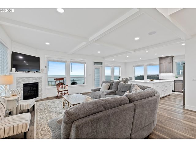 813 Sw 9TH St, Lincoln City, OR 97367