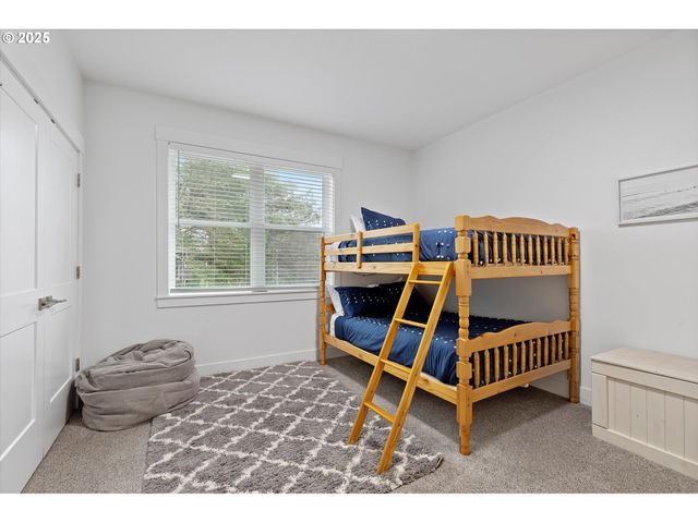 813 Sw 9TH St, Lincoln City, OR 97367