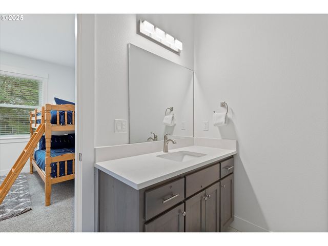 813 Sw 9TH St, Lincoln City, OR 97367