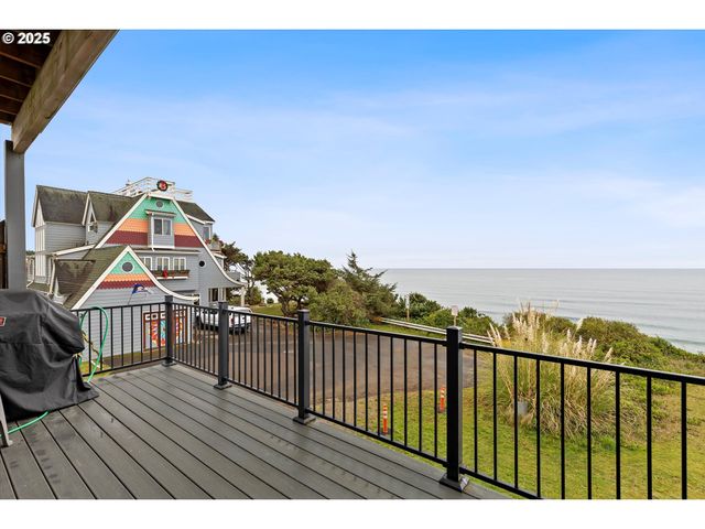 813 Sw 9TH St, Lincoln City, OR 97367