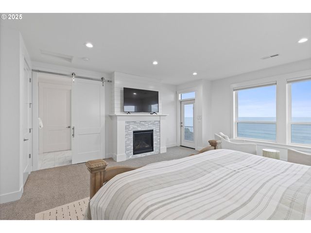 813 Sw 9TH St, Lincoln City, OR 97367