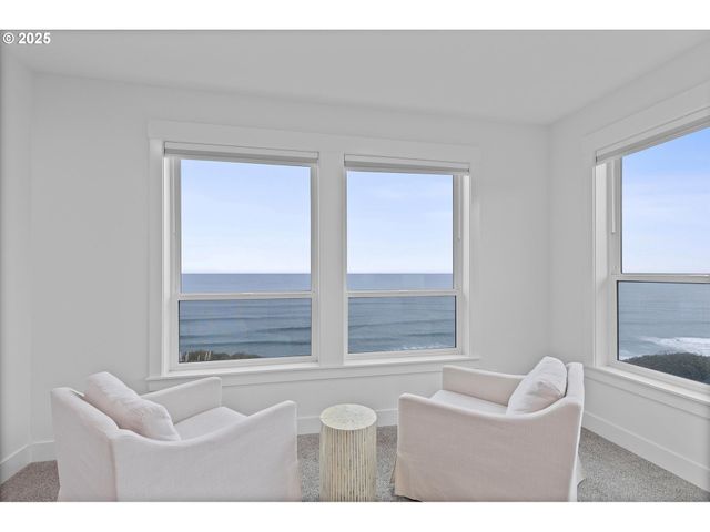 813 Sw 9TH St, Lincoln City, OR 97367