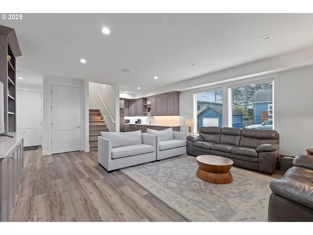 813 Sw 9TH St, Lincoln City, OR 97367