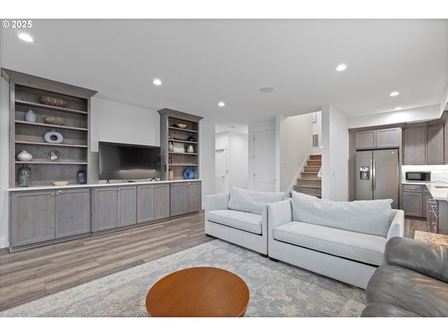 813 Sw 9TH St, Lincoln City, OR 97367