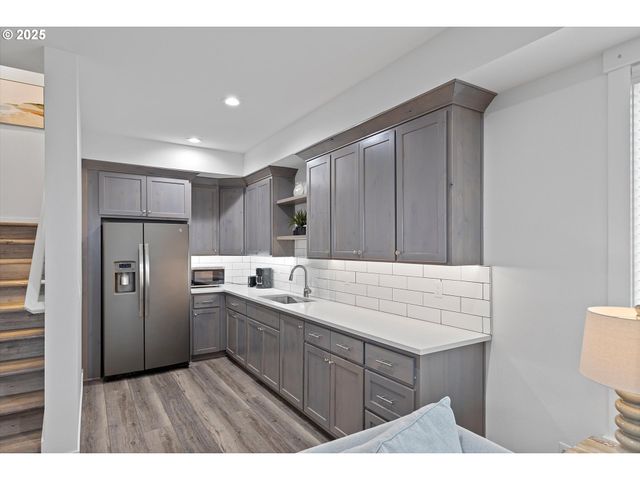 813 Sw 9TH St, Lincoln City, OR 97367