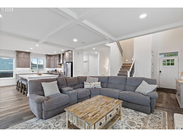 813 Sw 9TH St, Lincoln City, OR 97367