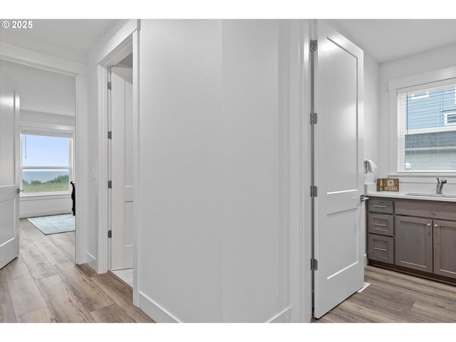 813 Sw 9TH St, Lincoln City, OR 97367