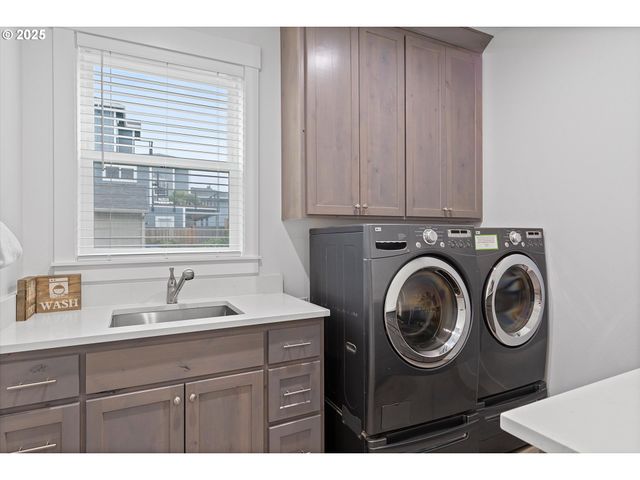 813 Sw 9TH St, Lincoln City, OR 97367