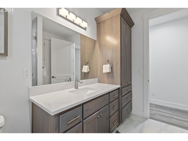 813 Sw 9TH St, Lincoln City, OR 97367