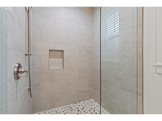 813 Sw 9TH St, Lincoln City, OR 97367