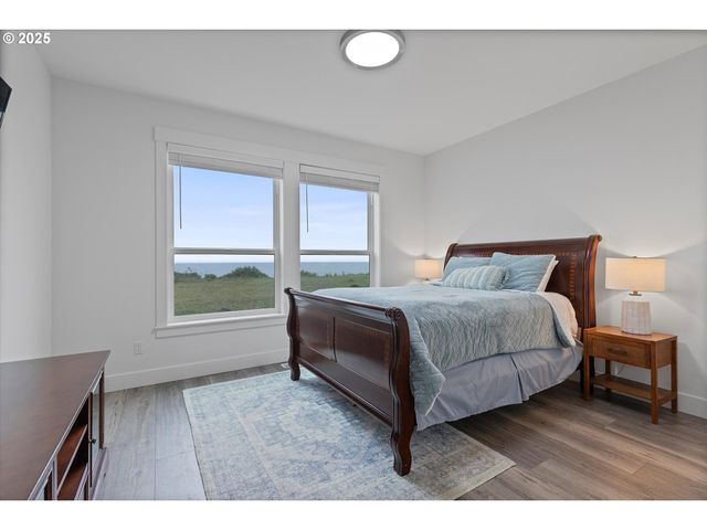 813 Sw 9TH St, Lincoln City, OR 97367