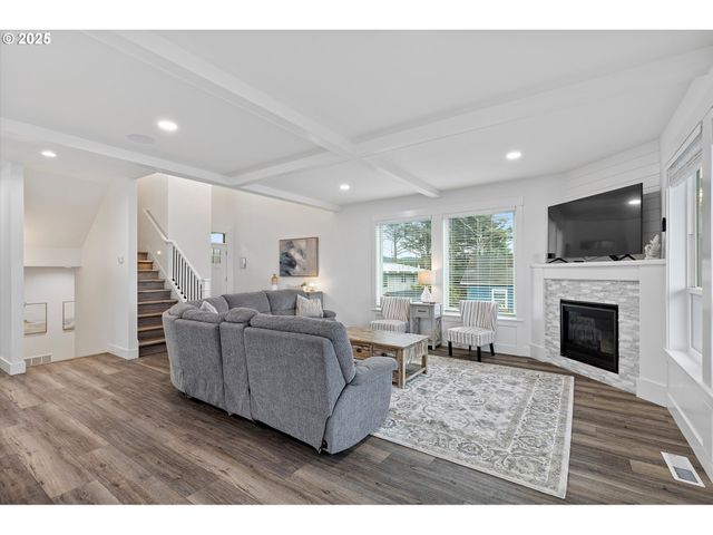 813 Sw 9TH St, Lincoln City, OR 97367