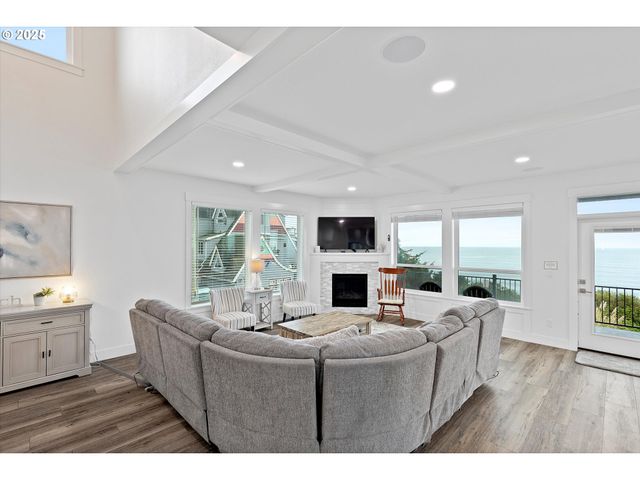 813 Sw 9TH St, Lincoln City, OR 97367