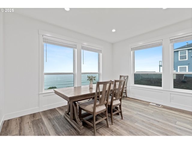 813 Sw 9TH St, Lincoln City, OR 97367