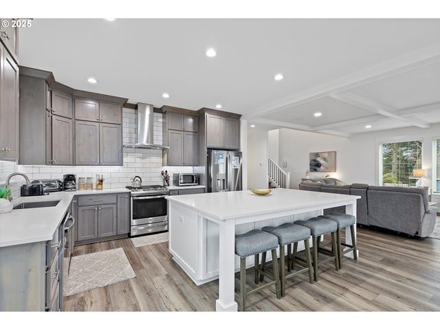 813 Sw 9TH St, Lincoln City, OR 97367