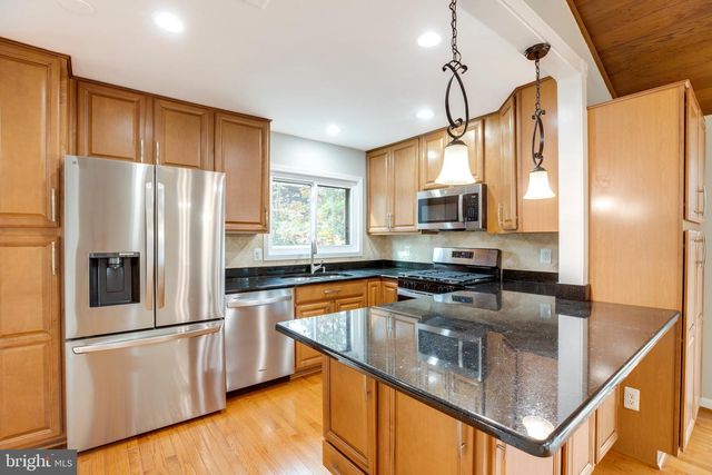 4504 WAKEFIELD DR, Annandale, VA 22003