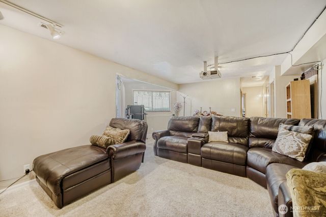 8823 W Mall Drive, Everett, WA 98208