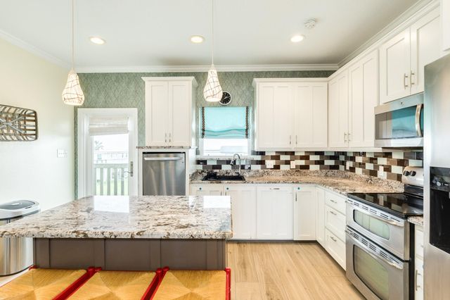 4710 Bayshore Drive, Freeport, TX 77541