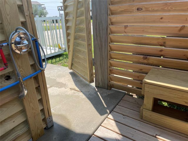 4710 Bayshore Drive, Freeport, TX 77541