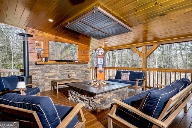 225 Hiawatha Trail, Blue Ridge, GA 30513