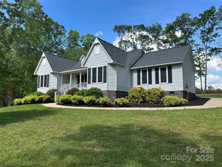 229 Garden Lakes Drive, Blacksburg, SC 29702