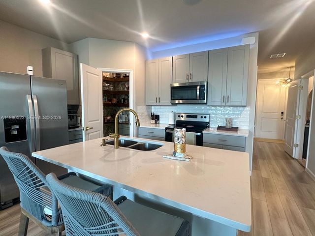 5689 Mentmore Dr, Mangonia Park, FL 33407