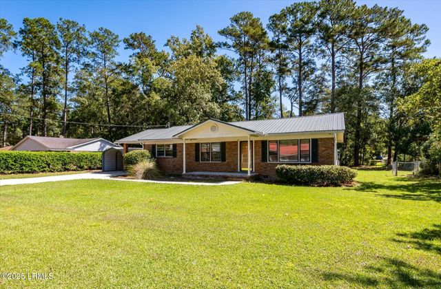 105 Pinewood Street, Walterboro, SC 29488