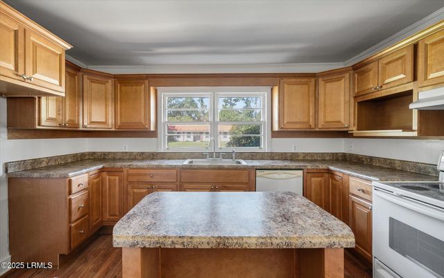 105 Pinewood Street, Walterboro, SC 29488