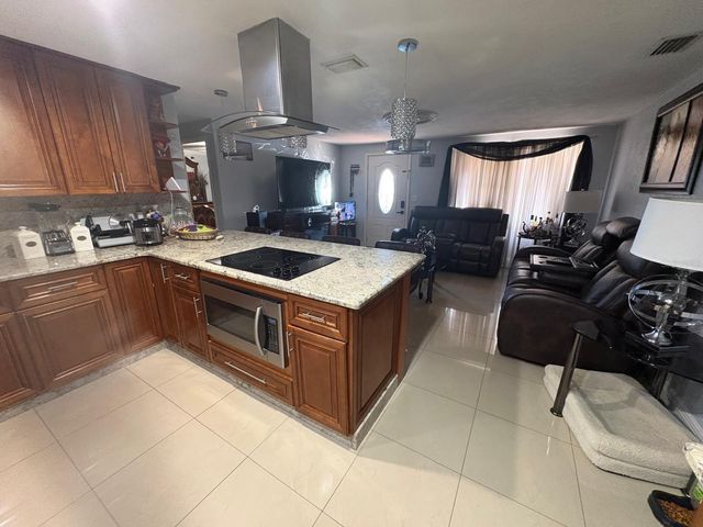 6005 W CLIFTON STREET, Tampa, FL 33634