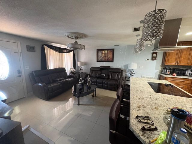 6005 W CLIFTON STREET, Tampa, FL 33634