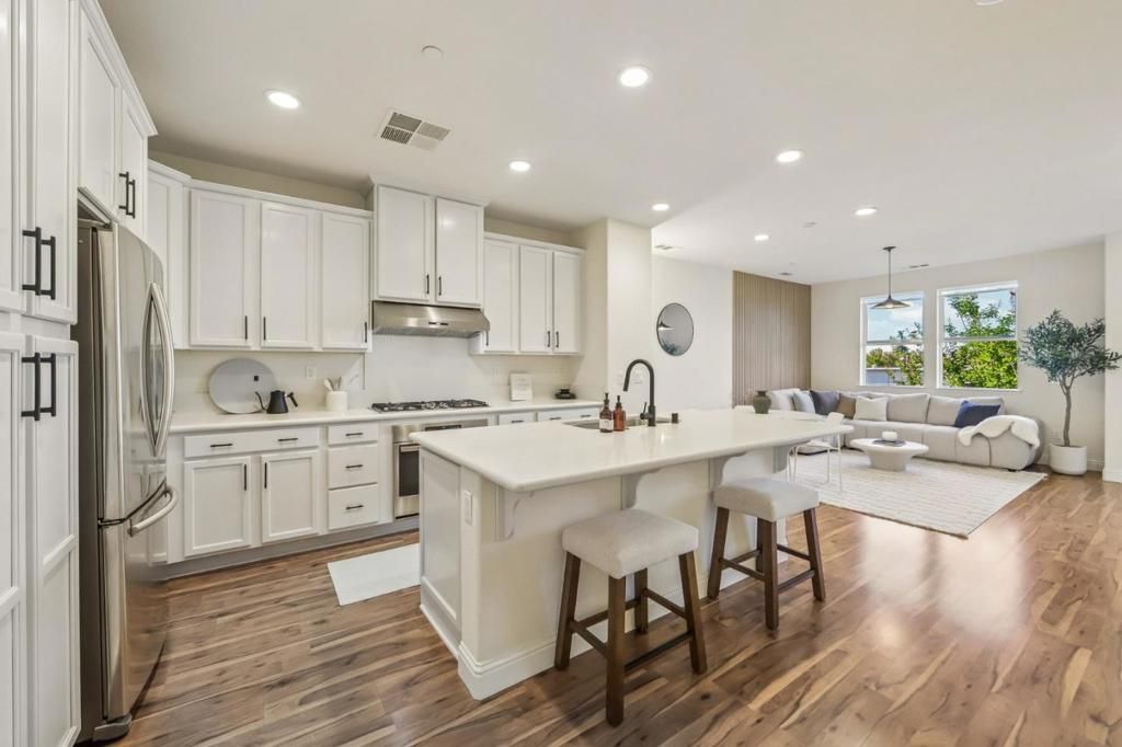 Image 8 of property listing at 391 Charles Morris Terrace, Sunnyvale, CA 94085